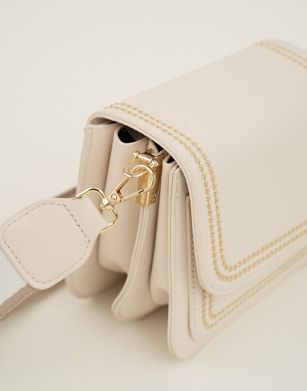 Schoudertas met gestikte rand beige
