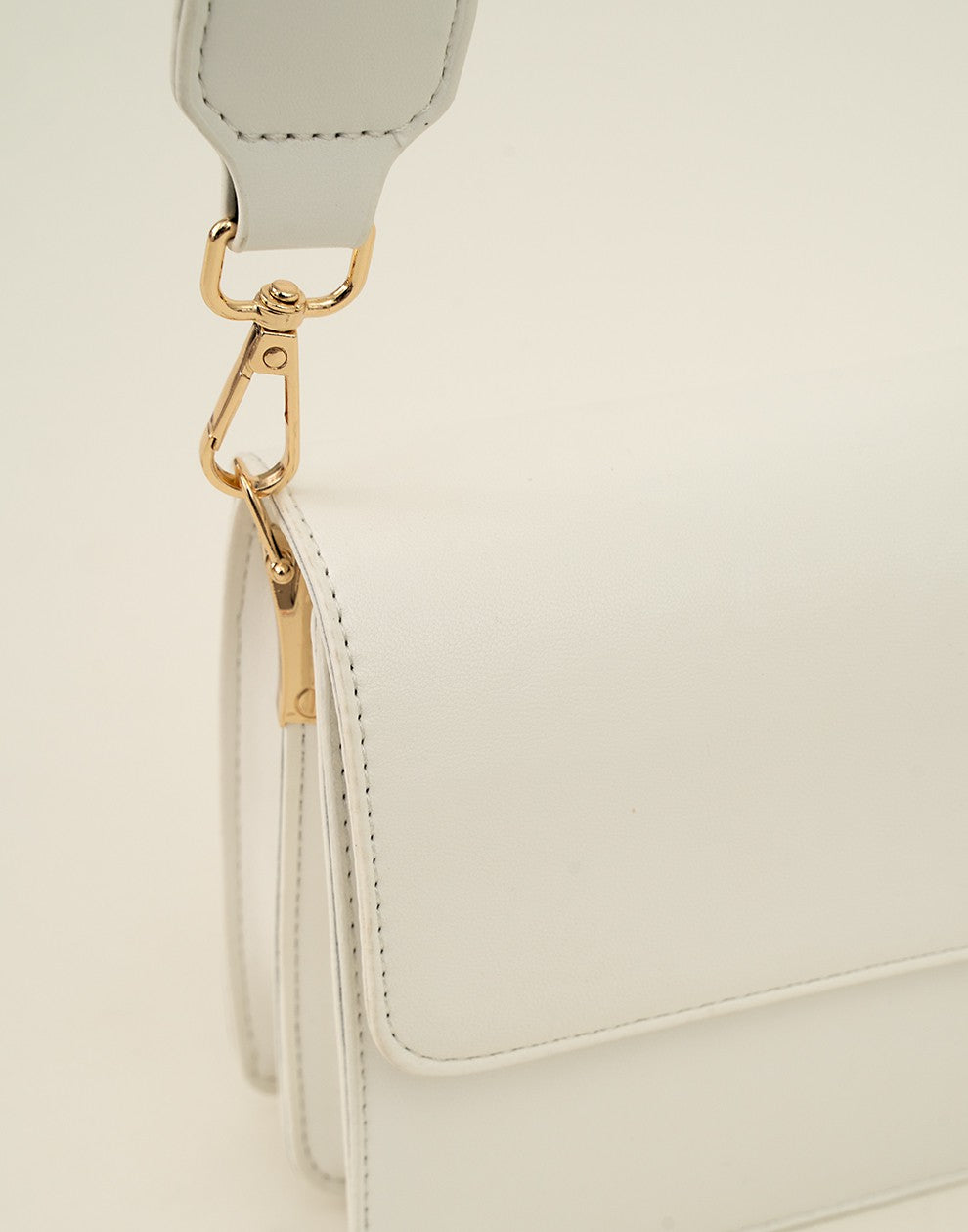 schoudertasje met luxe schouderband wit