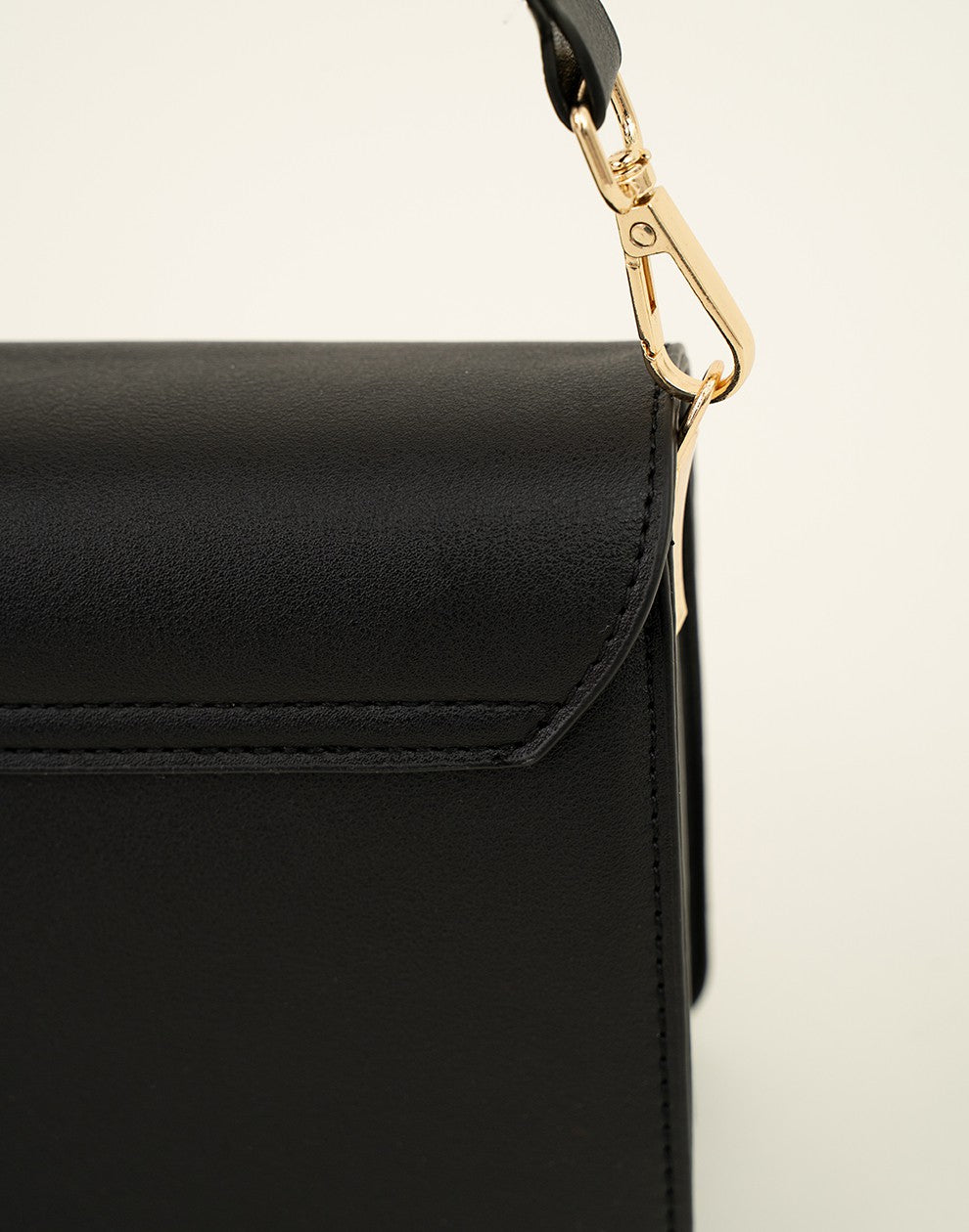 schoudertas met croco en luxe bagstrap zwart