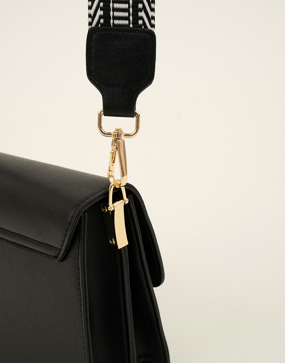 Crossbody tas met croco en hippe bagstrap zwart
