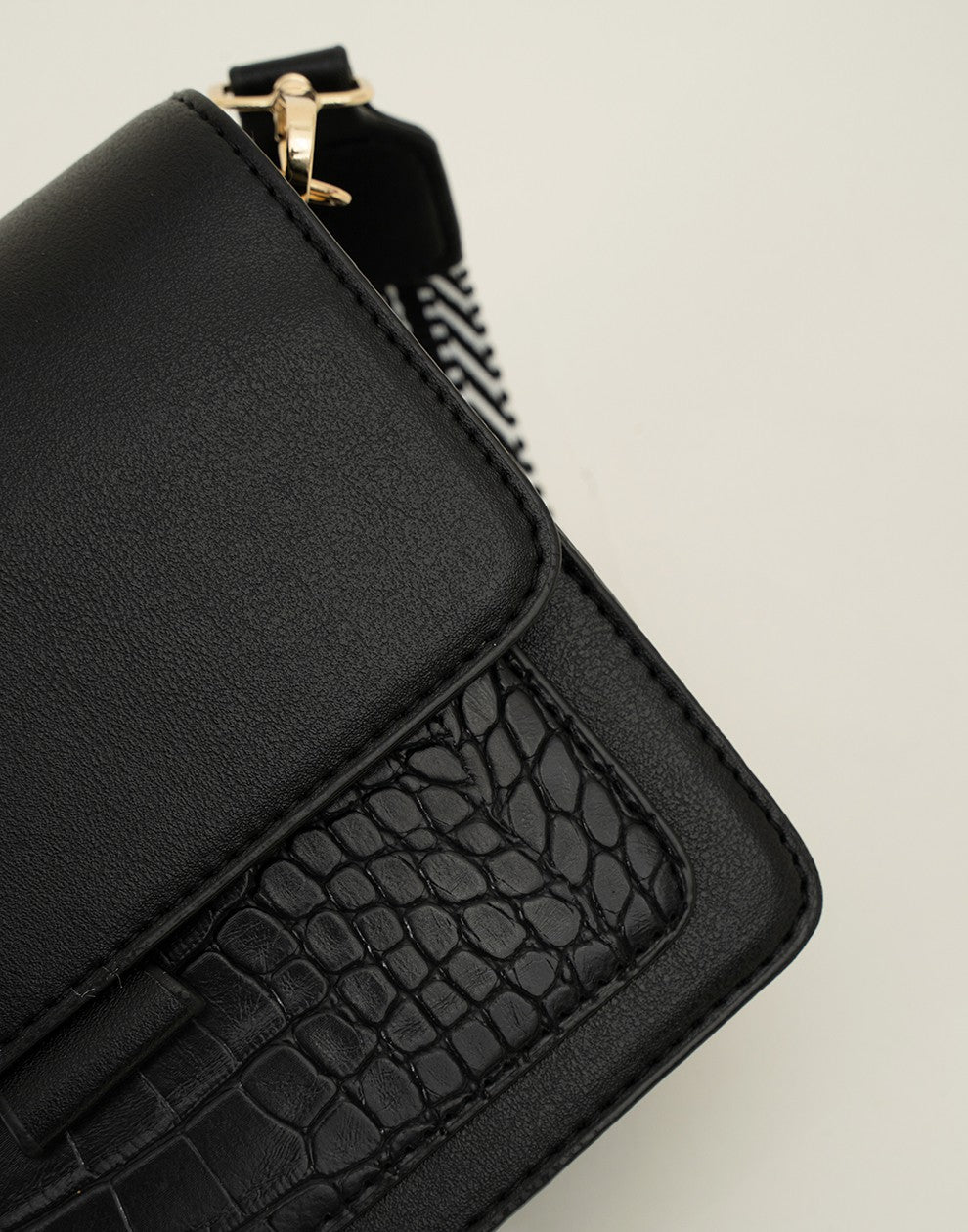 Crossbody tas met croco en hippe bagstrap zwart