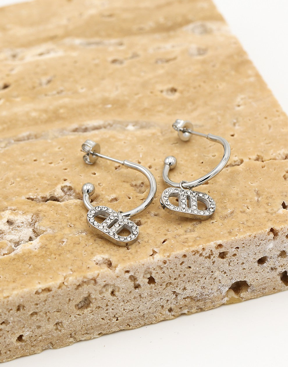 oorhangers DD strass zilverkleurig