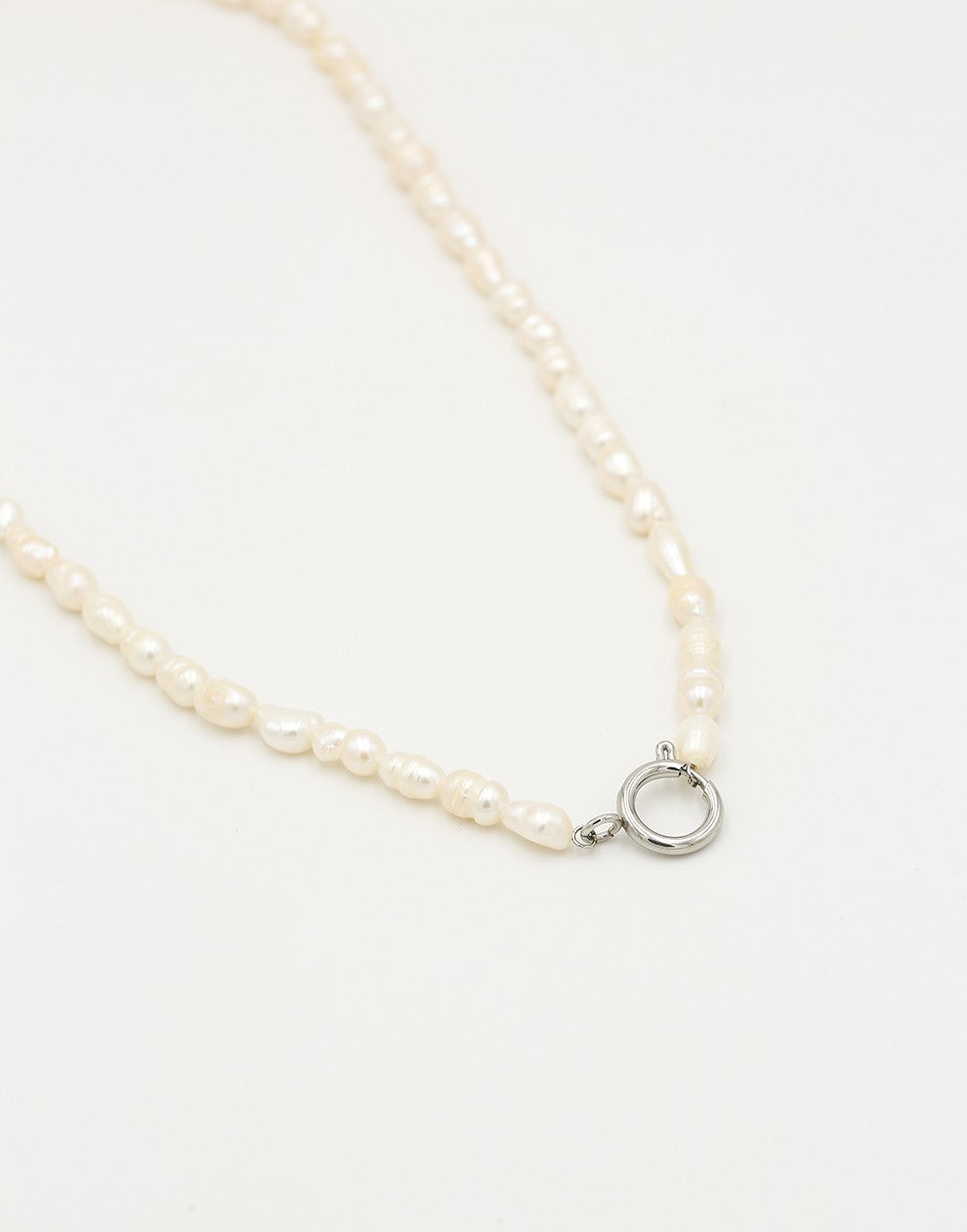 Parelketting met slotje zilverkleurig