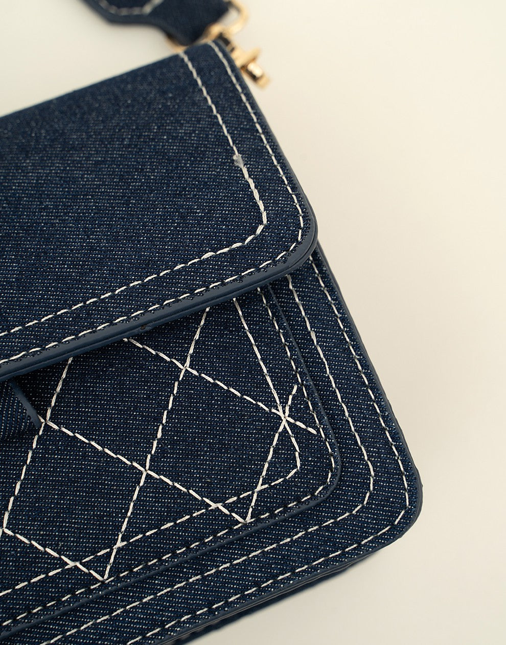 Hippe donkere jeans tas met gave strap