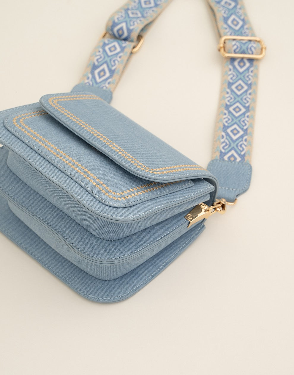 Trendy lichte jeans tas met bewerkte strap