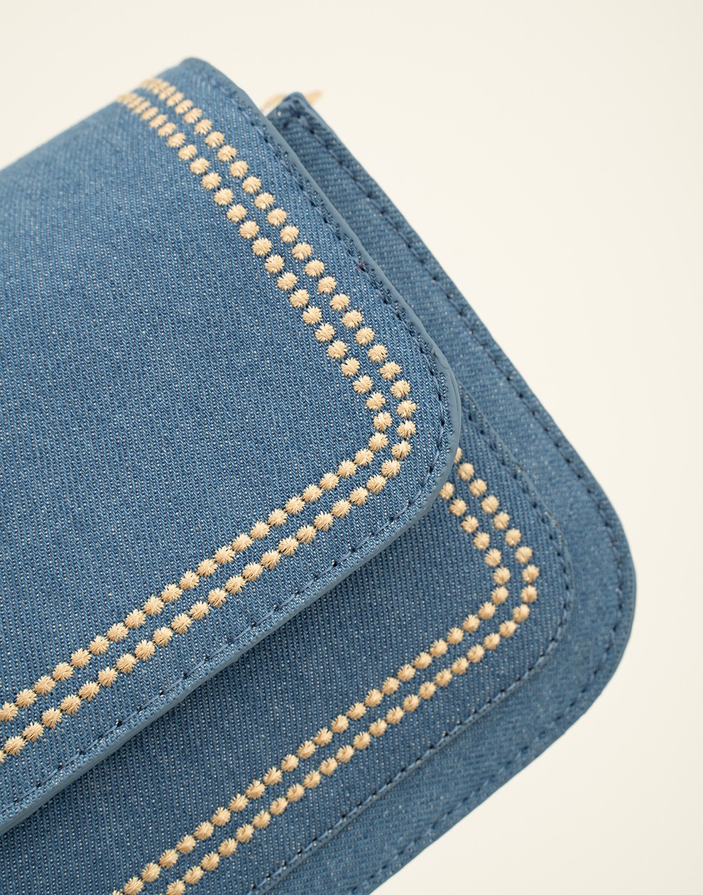 Trendy jeans tas met bewerkte strap