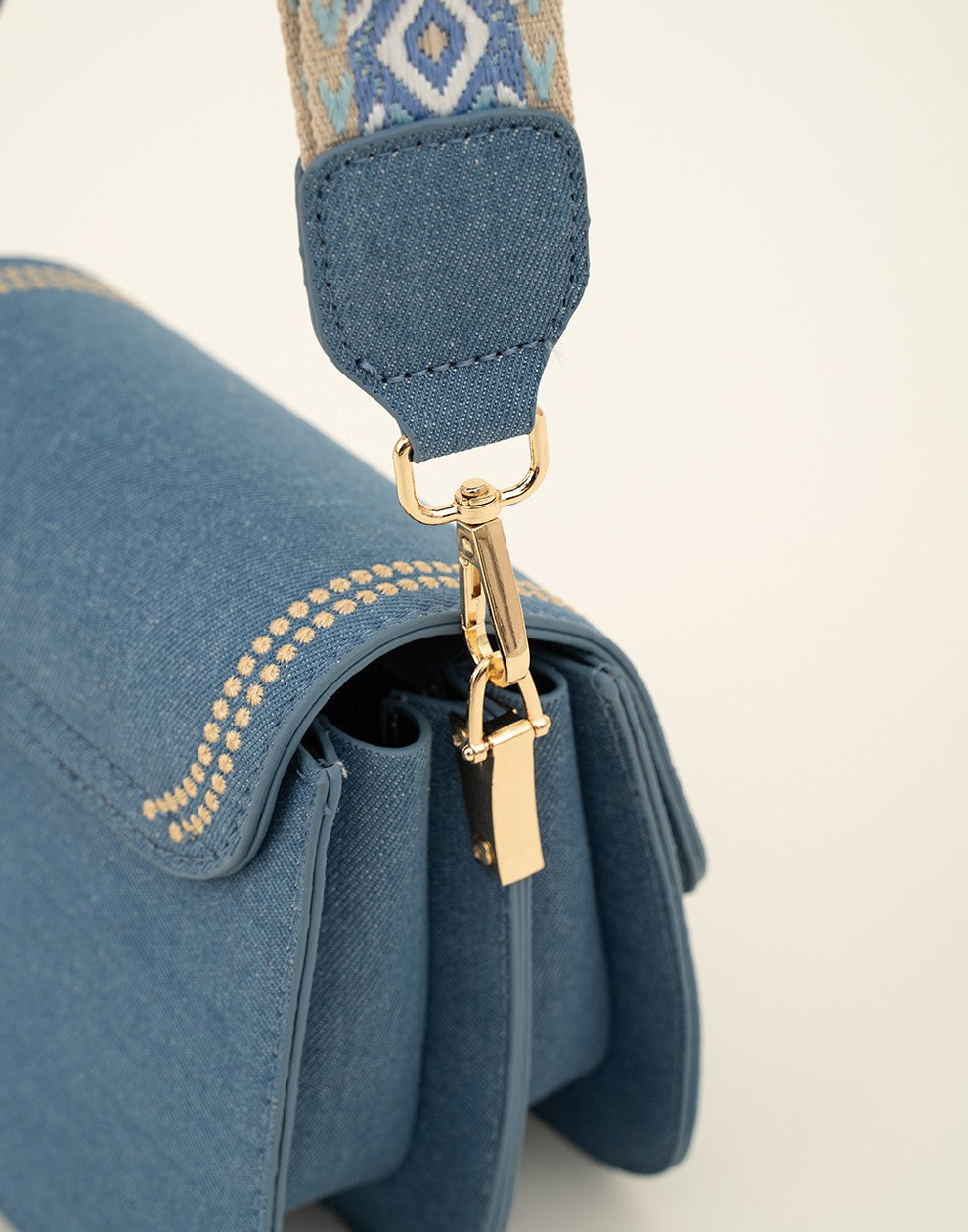 Trendy jeans tas met bewerkte strap