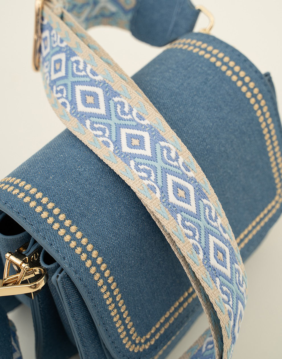 Trendy jeans tas met bewerkte strap