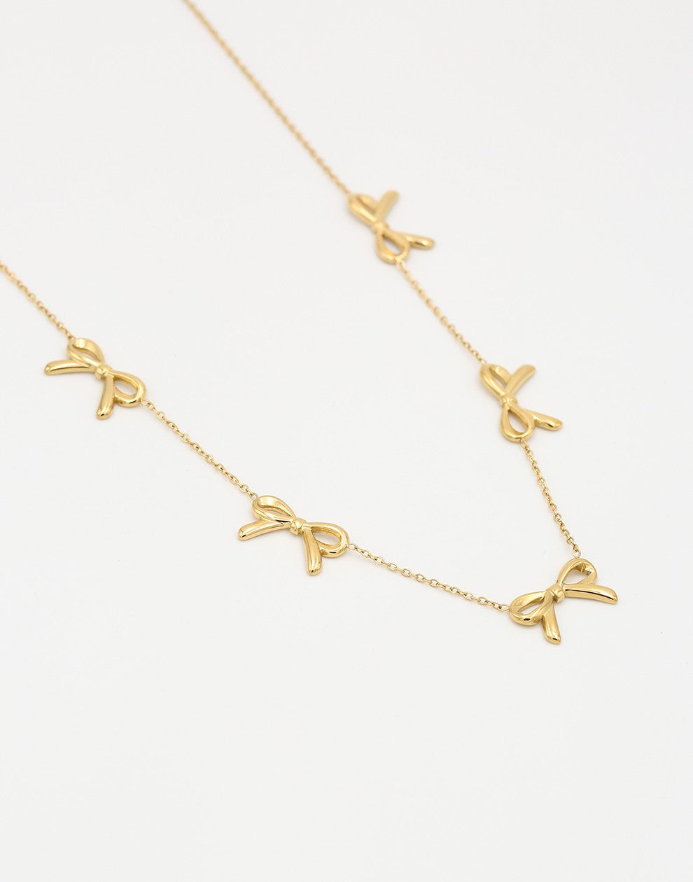 minimalistische ketting met 5 strikjes goudkleurig