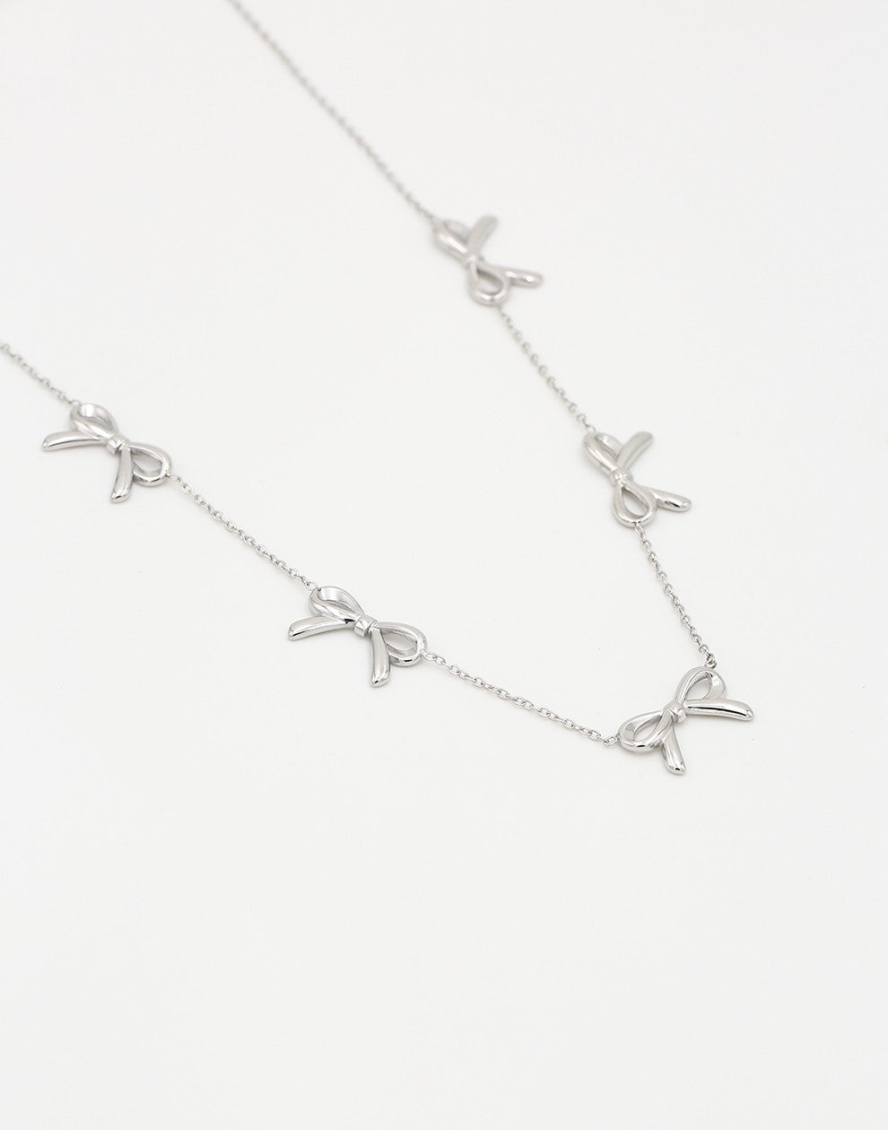 minimalistische ketting met 5 strikjes zilverkleurig