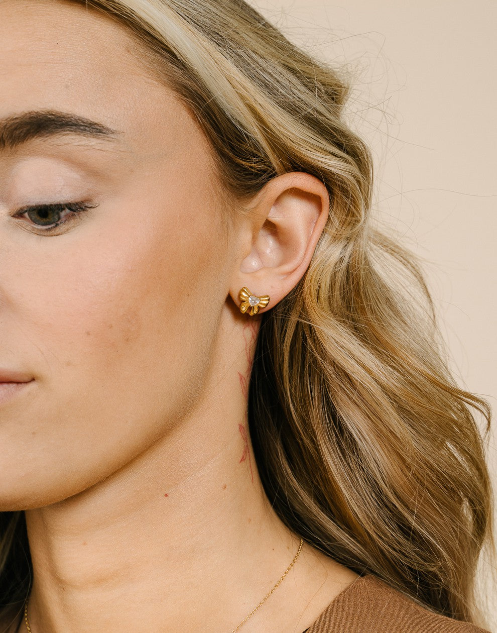 stud earring bow with stone