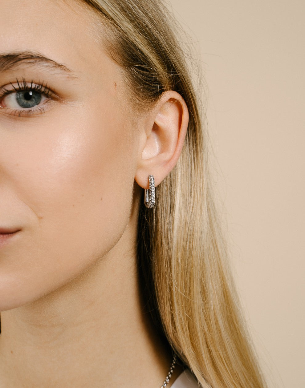 oval earrings with transparent silver-colored stones