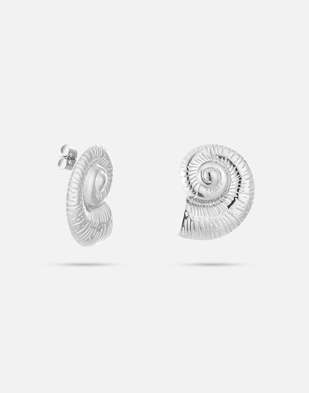 chunky schelp oorbellen zilverkleurig