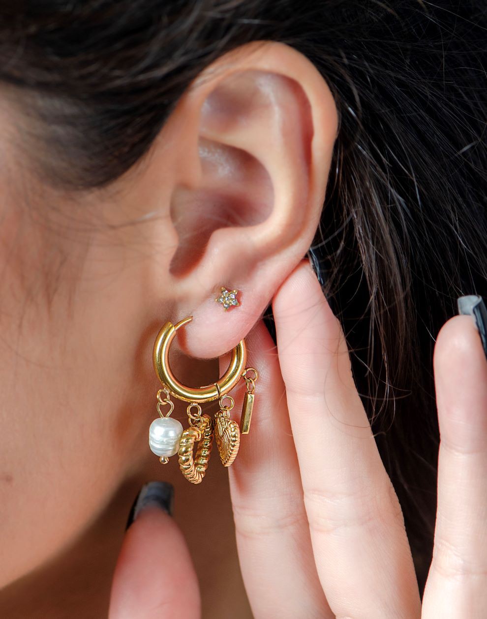 Studs ster met steentjes goudkleurig