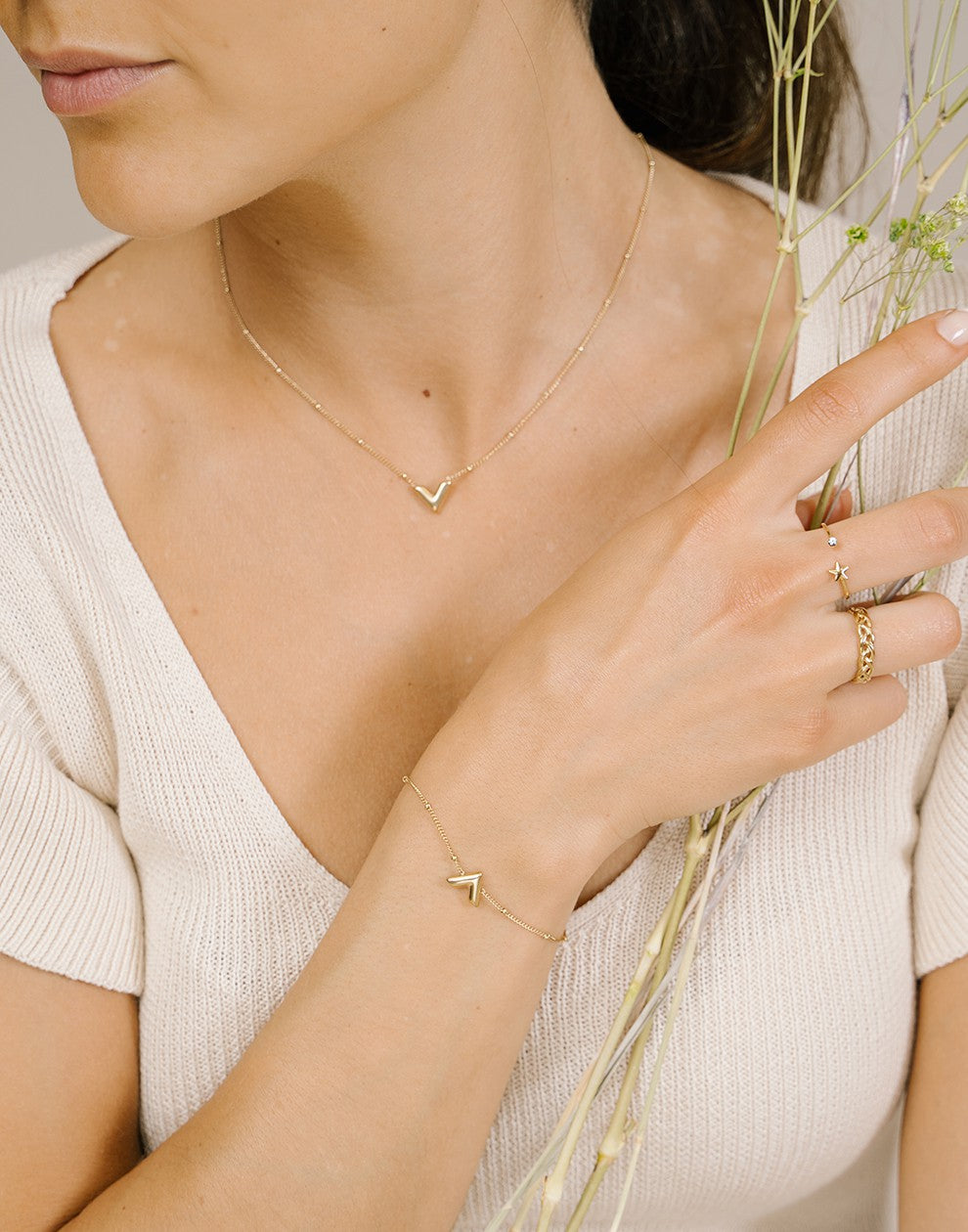 Armband V bolletjes goudkleurig