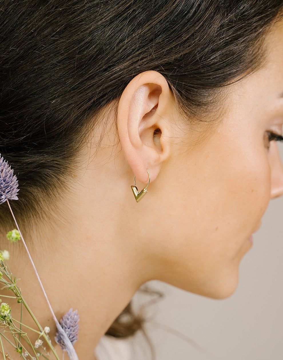 Oorbel V vorm klein goudkleurig