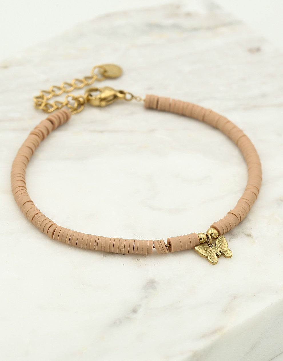 Armbandje roze met vlinder hanger in het goudkleurig
