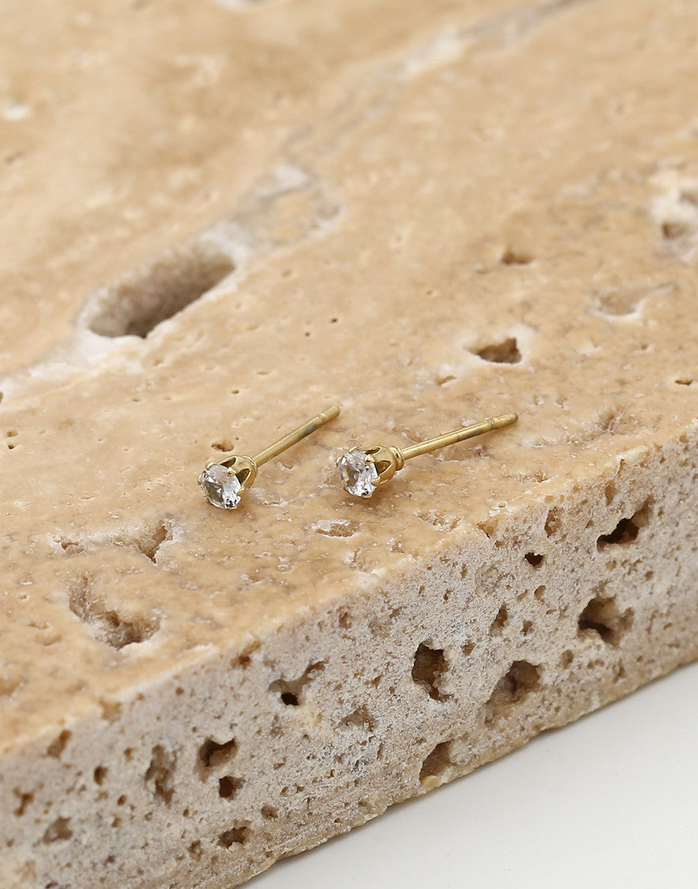 Oorknopje met steentje goudkleurig