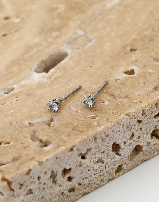 Oorknopje met steentje zilverkleurig