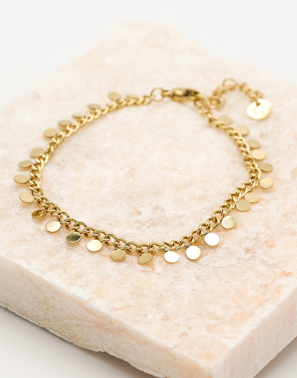 schakelarmband met fijne muntjes goudkleurig