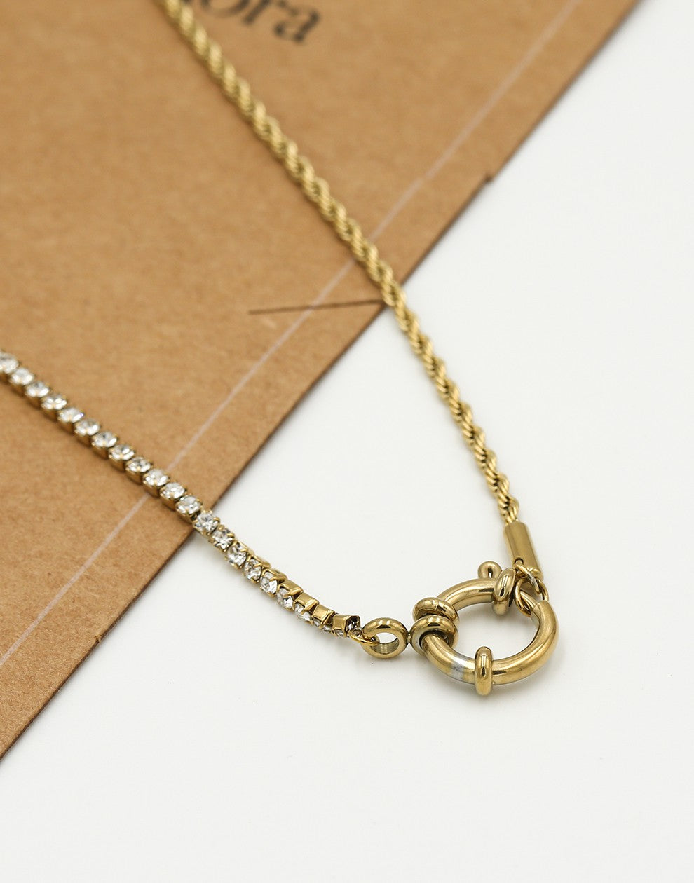 Ketting gedraaide schakel met steentjes en slotje goudkleurig