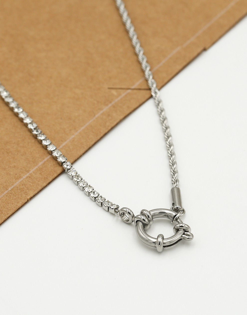 Ketting gedraaide schakel met steentjes en slotje zilverkleurig