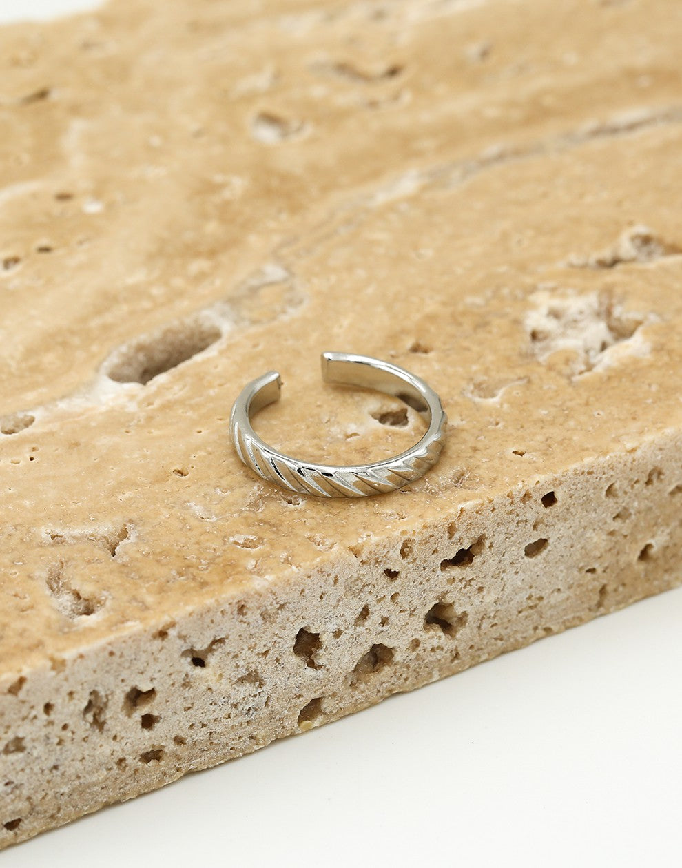 Ring zilverkleurig patroon