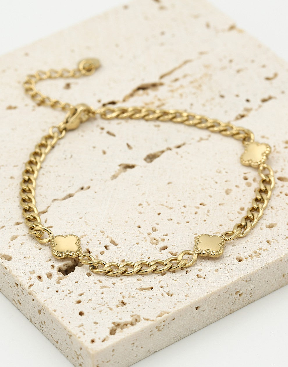 Bracelet with gold-colored clovers