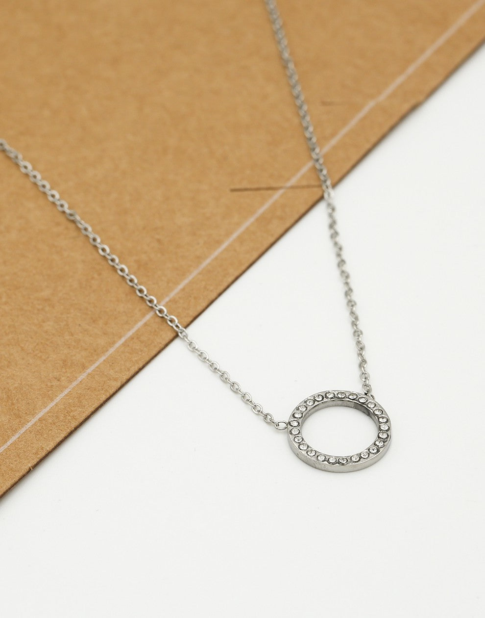 Ketting open rondje met steentjes zilverkleurig
