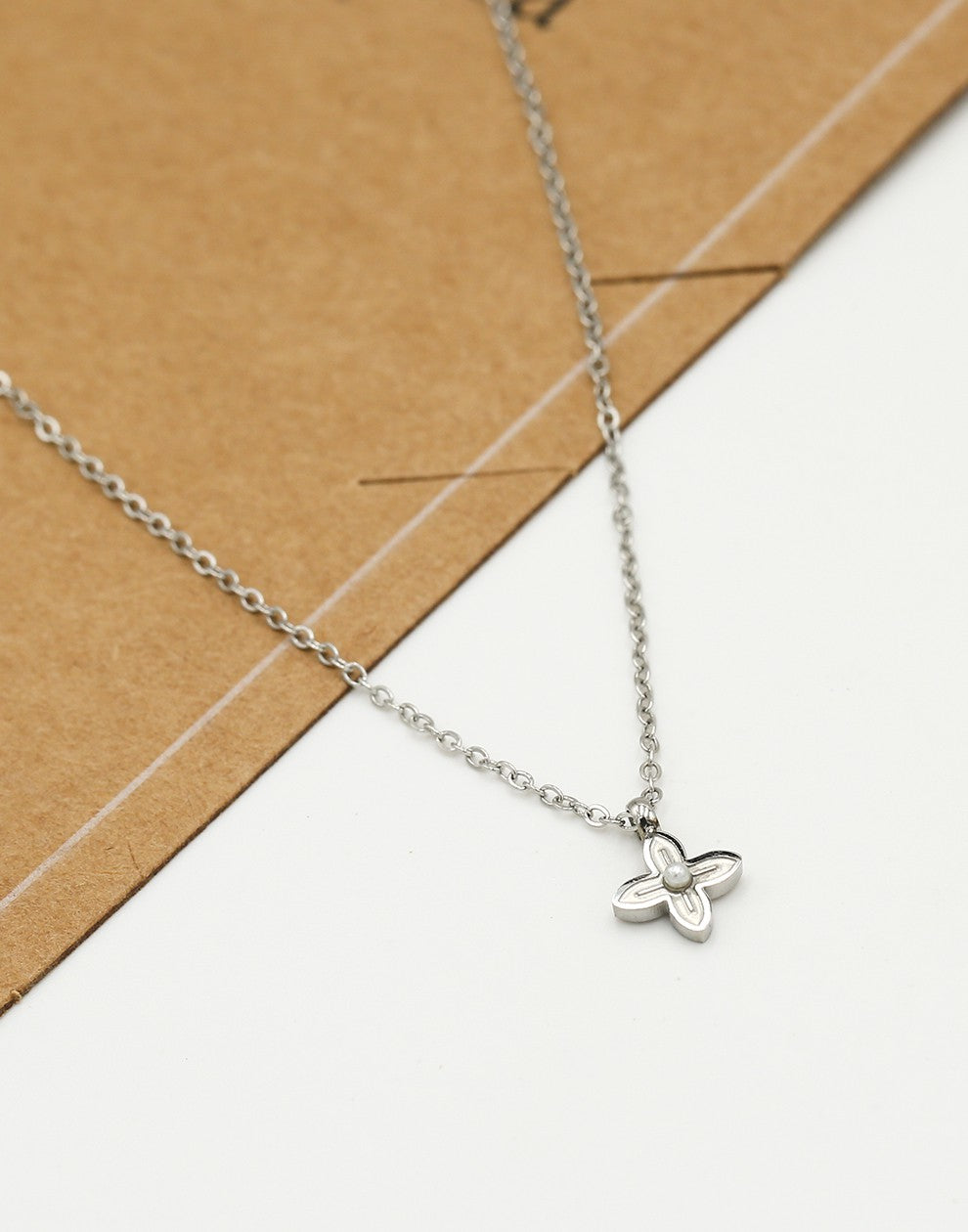 Ketting klaver met parel zilverkleurig