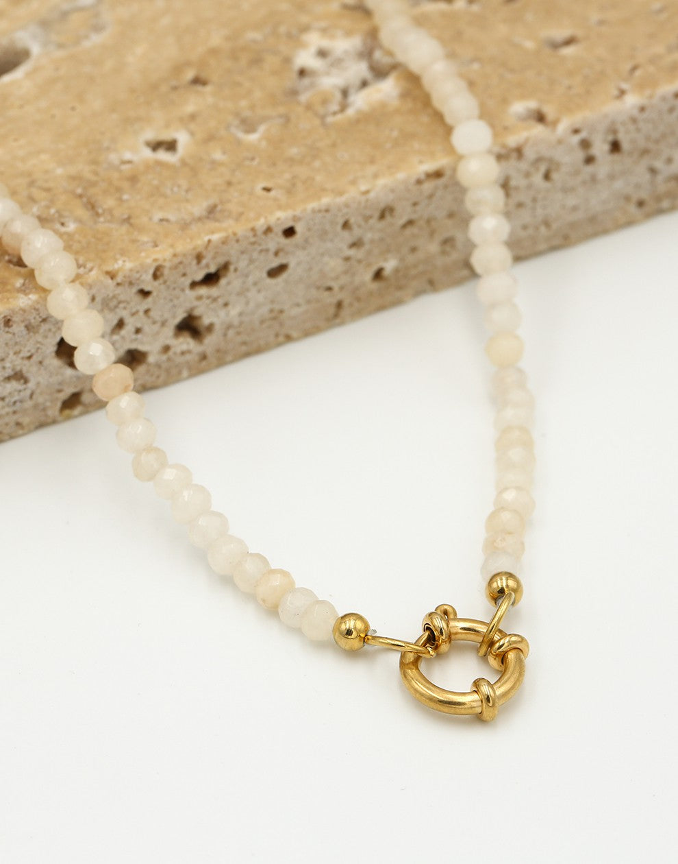 Kralenketting met slotje beige