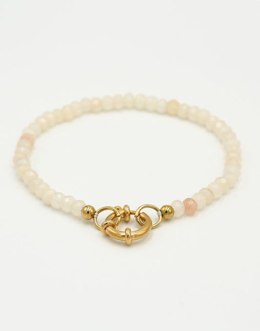 Kralenarmband met slotje beige