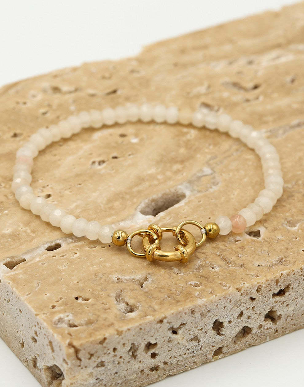 Kralenarmband met slotje beige