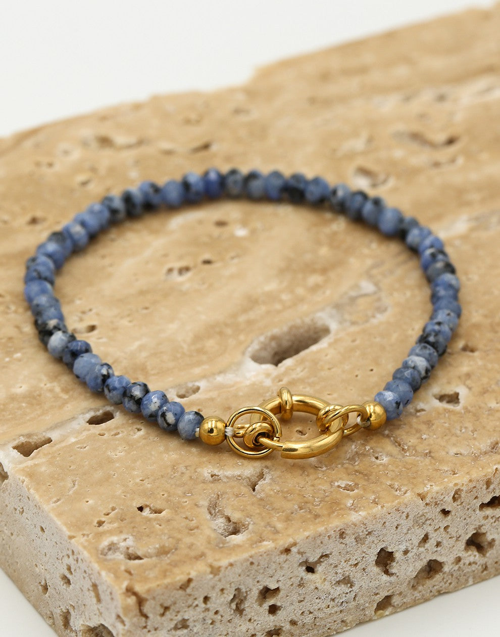 Kralenarmband met slotje blauw