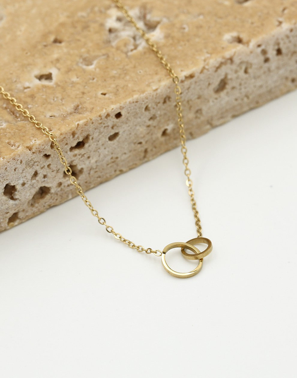 Ketting 2 open rondjes verbonden goudkleurig