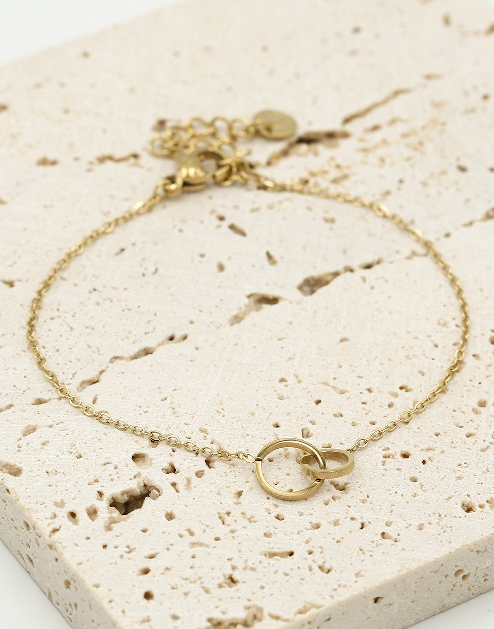 Armband 2 open rondjes verbonden goudkleurig