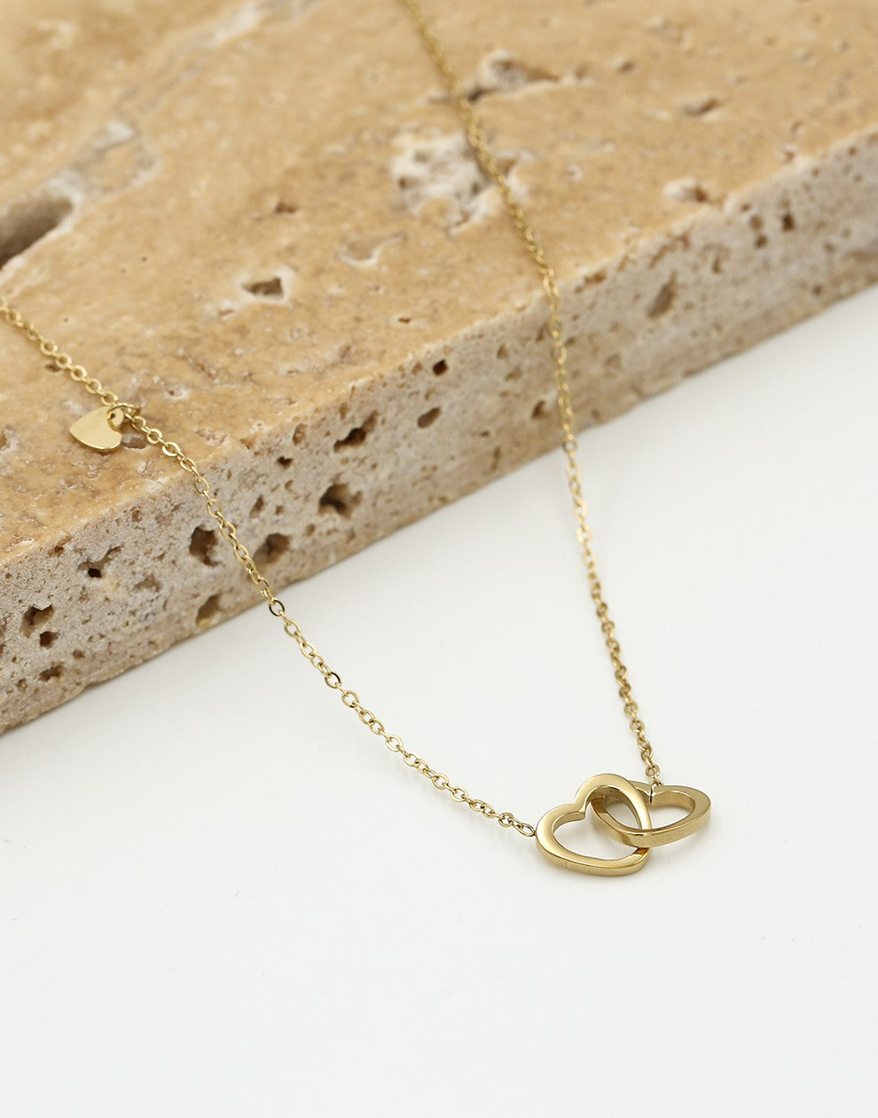 Ketting dubbele hartjes met bedel goudkleurig
