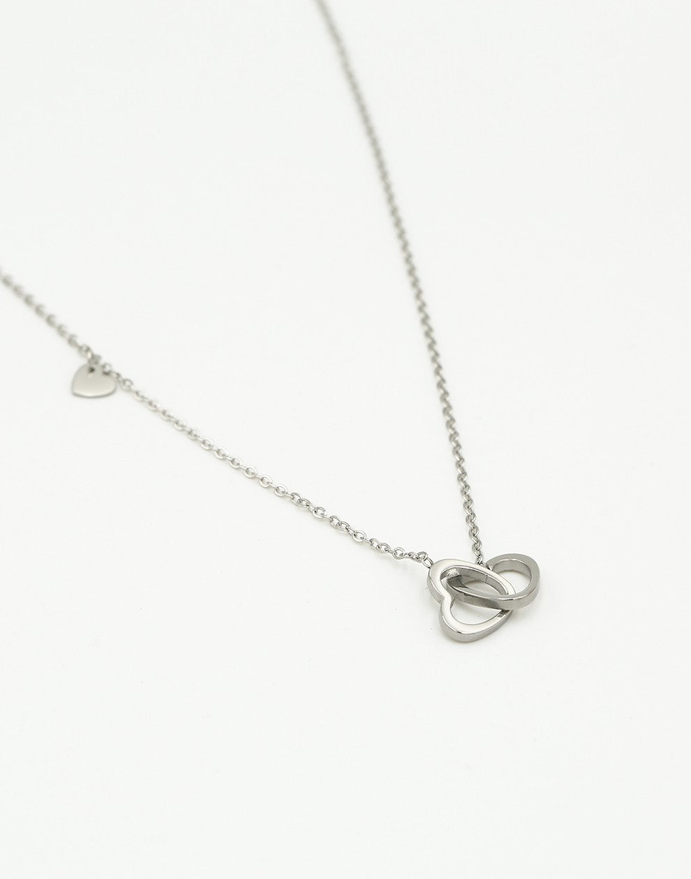 Ketting dubbele hartjes met bedel zilverkleurig