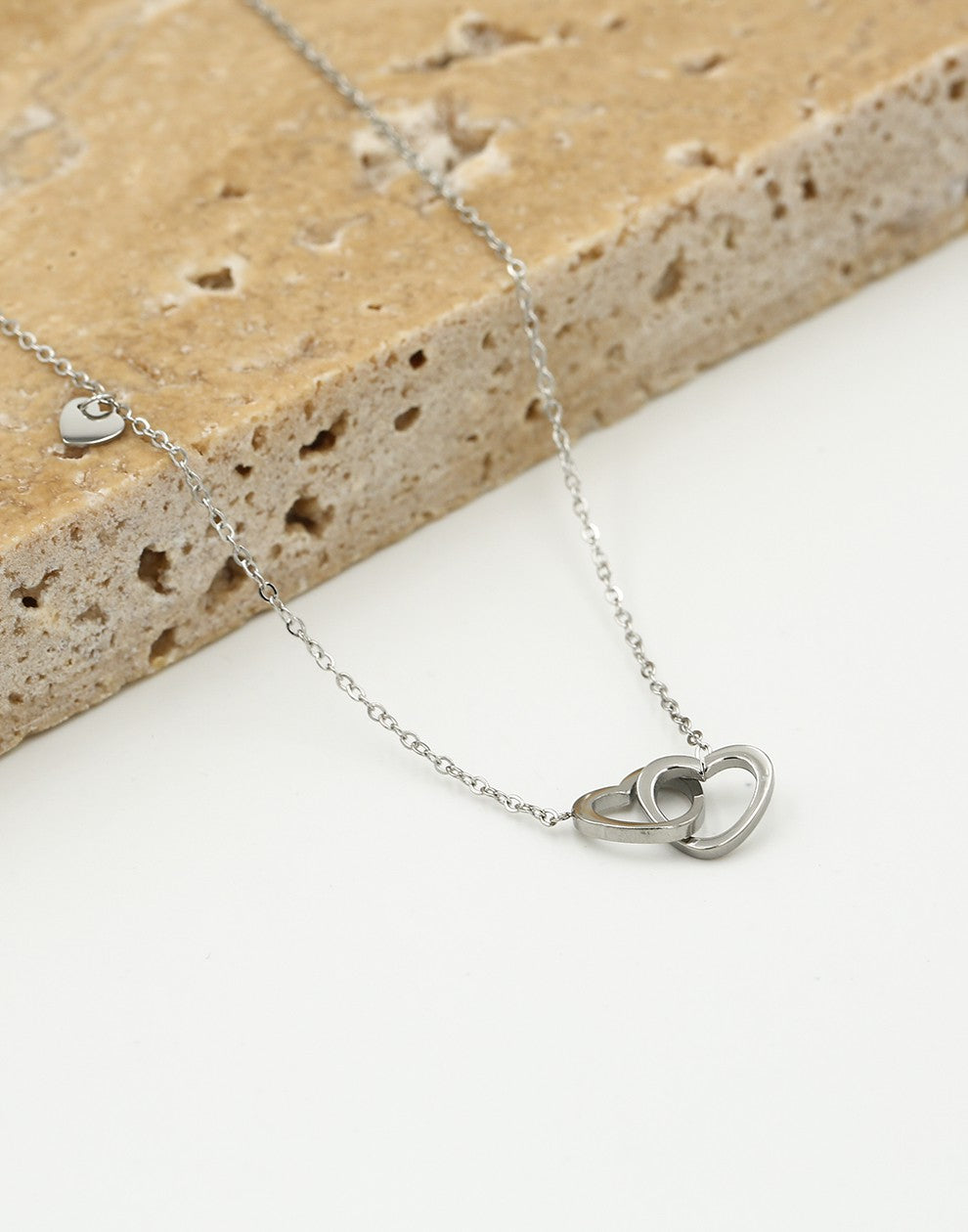 Ketting dubbele hartjes met bedel zilverkleurig