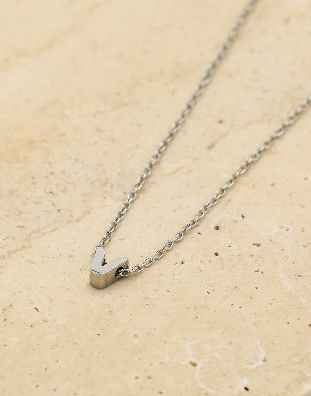 Initialen ketting letter V zilverkleurig