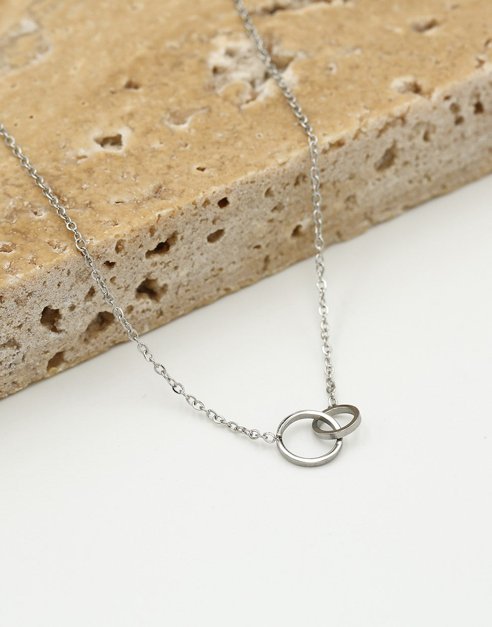 Ketting 2 open rondjes verbonden zilverkleurig
