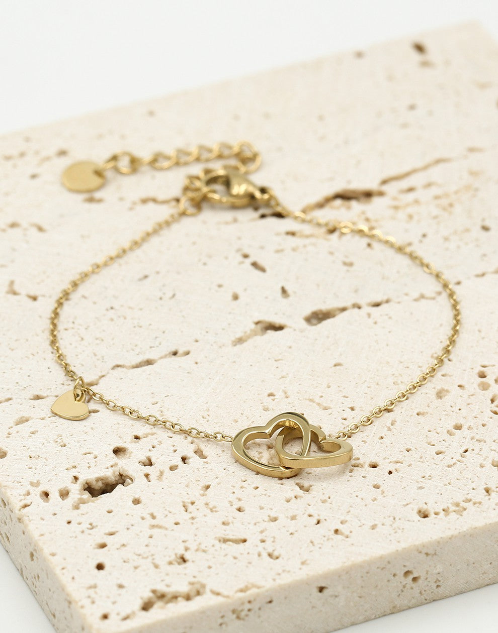 Armband dubbele hartjes met bedel goudkleurig