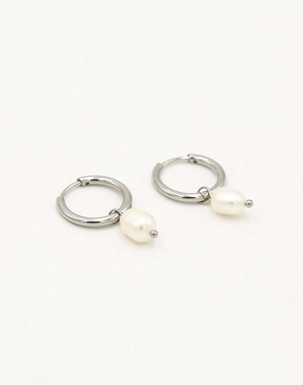 Earrings with pearl silver-colored