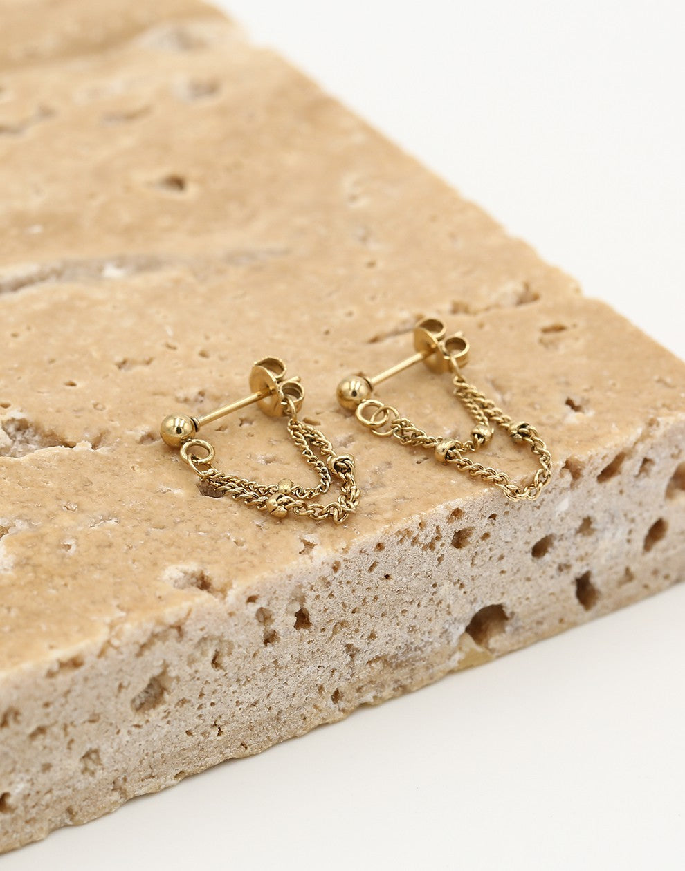 Oorsteker ketting bolletje goudkleurig