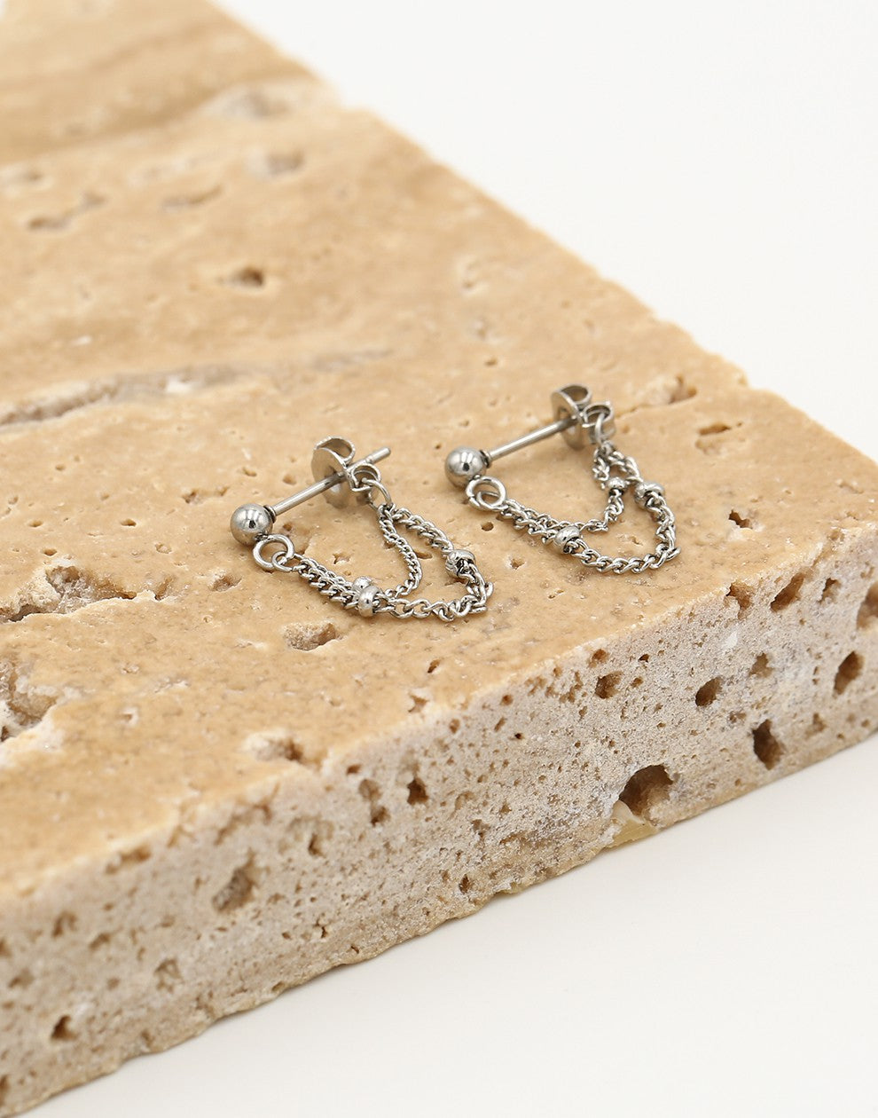 Oorsteker ketting bolletje zilverkleurig