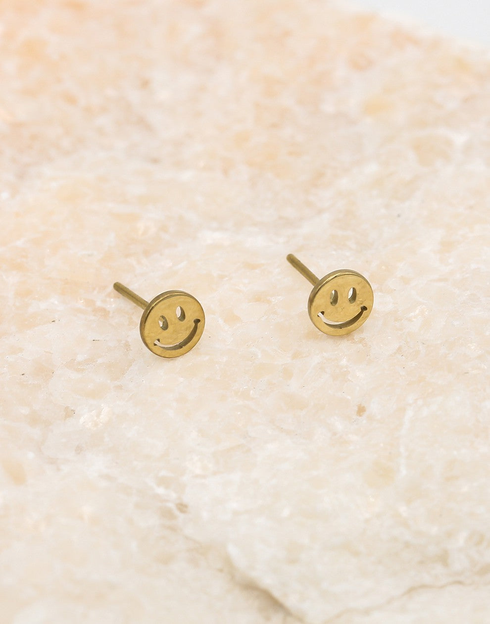 Oorstekers smiley goudkleurig