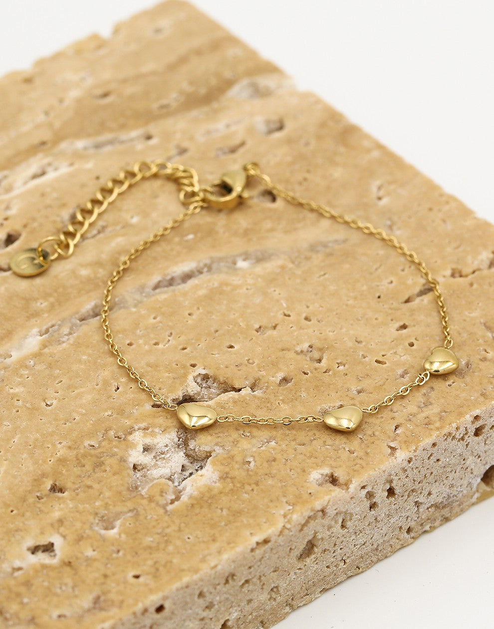 Armband drie hartjes goudkleurig