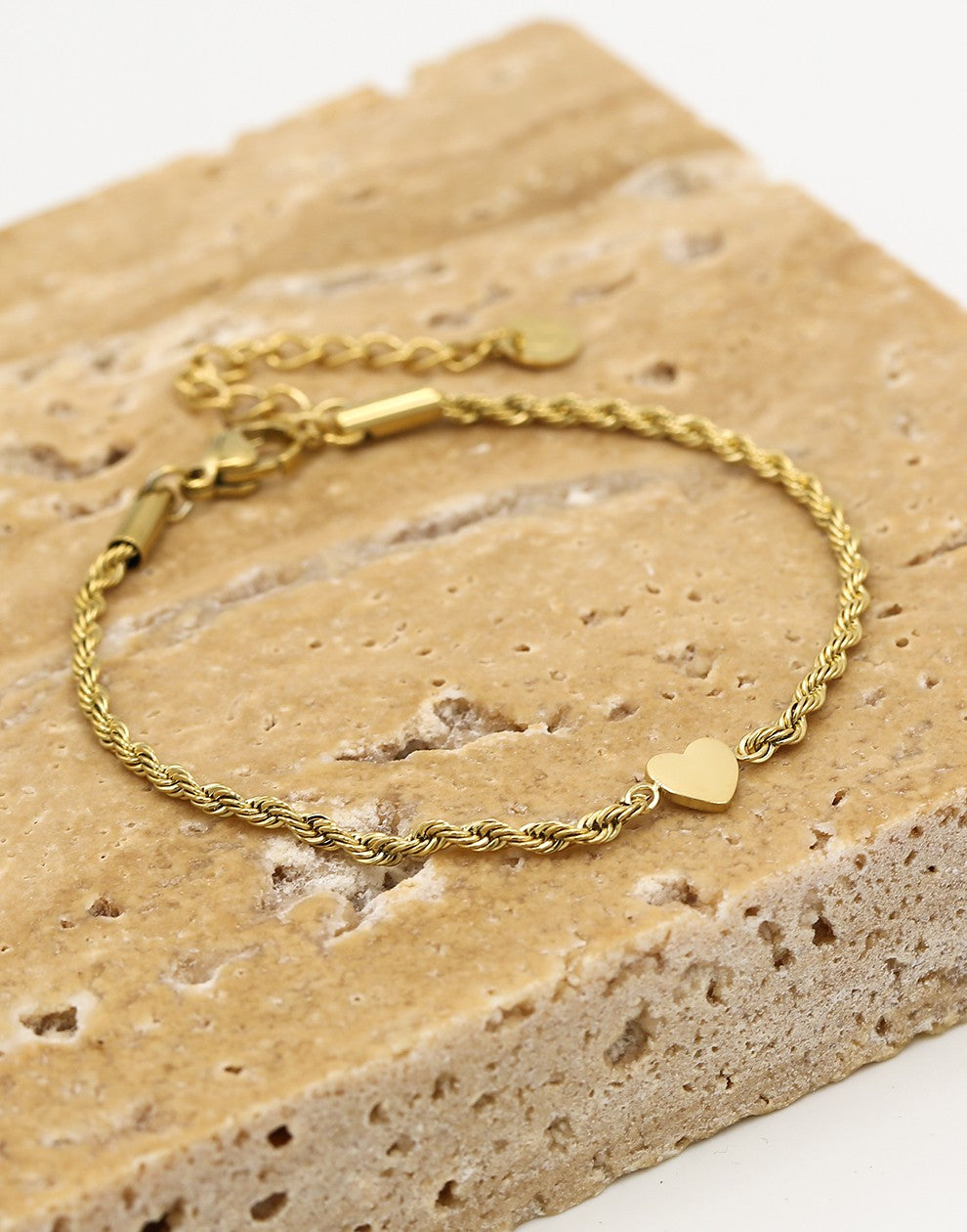 Armband gedraaid met hartje goudkleurig