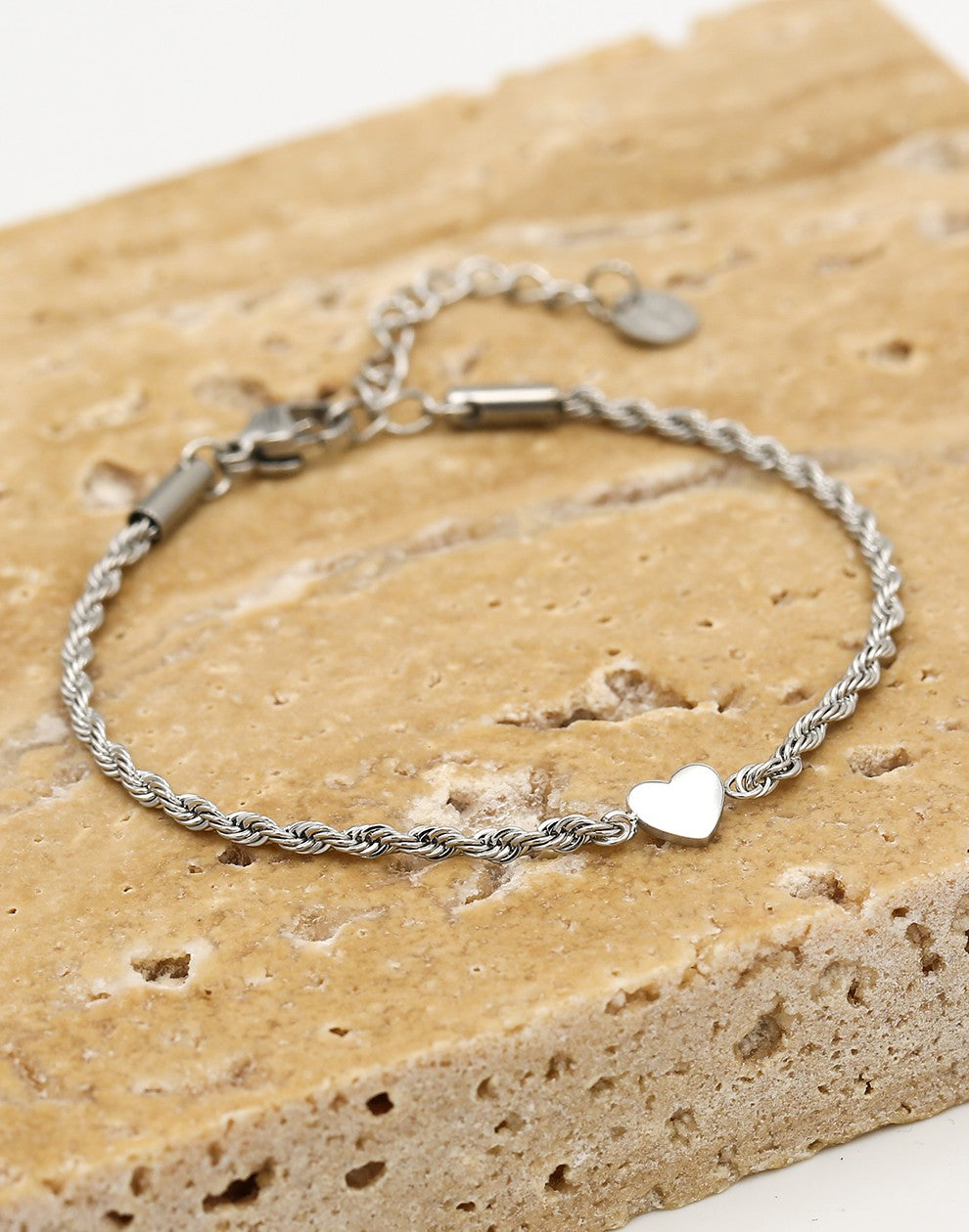 Armband gedraaid met hartje zilverkleurig