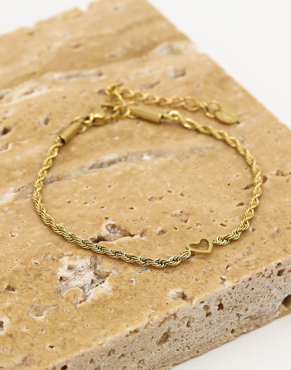 Armband gedraaid met open hartje goudkleurig